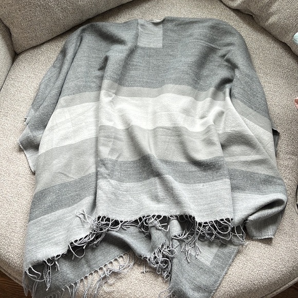Multi Grey striped poncho. Size medium. - Picture 4 of 4